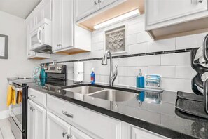 ثلاجة، ميكروويف، فرن، موقد طهي مسطح