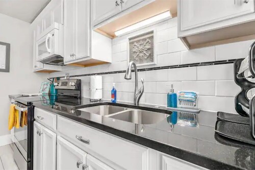 NEW! Historic Gem Steps To The Square!