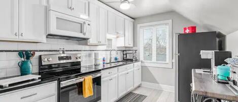 Een koelkast, een microgolfoven, een oven, een kookplaat