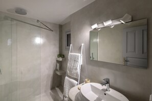 Asciugacapelli, bidet, asciugamani, sapone