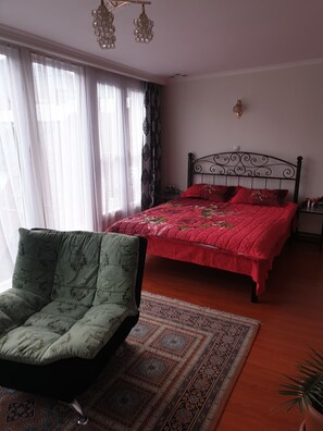 Family Room | 10 bedrooms, Tempur-Pedic beds, individually decorated, desk - hotel lika (Tbilisi)