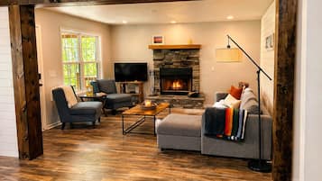 TV connectée, cheminée, jeux vidéo, baby-foot