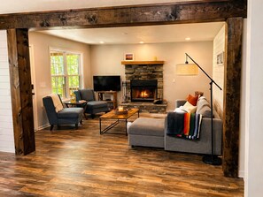 Smart TV, fireplace, video games, table football - Pet Friendly with Views, Firepit & Foosball Table! NFL Sunday Ticket & Redzone! (Cleveland)