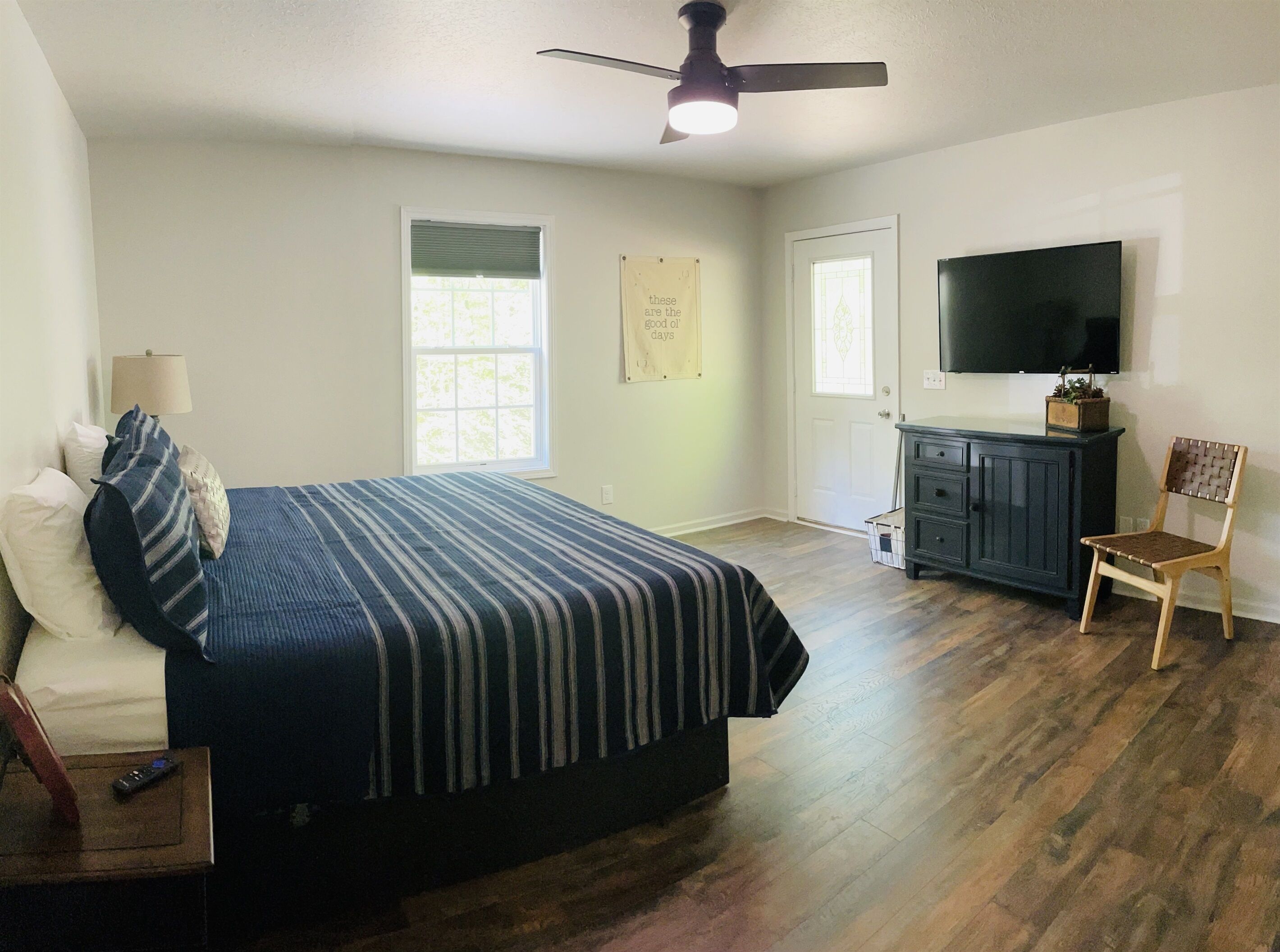 3 slaapkamers, een bureau, een strijkplank/strijkijzer, reisbedje