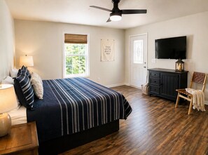 3 bedrooms, desk, iron/ironing board, travel cot - Pet Friendly with Views, Firepit & Foosball Table! NFL Sunday Ticket & Redzone! (Cleveland)