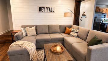 TV connectée, cheminée, jeux vidéo, baby-foot