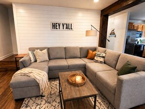 Smart TV, fireplace, video games, table football - Pet Friendly with Views, Firepit & Foosball Table! NFL Sunday Ticket & Redzone! (Cleveland)