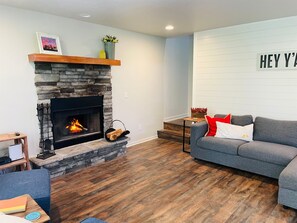 Interior - Pet Friendly with Views, Firepit & Foosball Table! NFL Sunday Ticket & Redzone! (Cleveland)