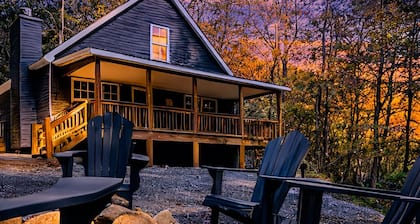 Pet Friendly with Views, Firepit & Foosball Table! NFL Sunday Ticket & Redzone!