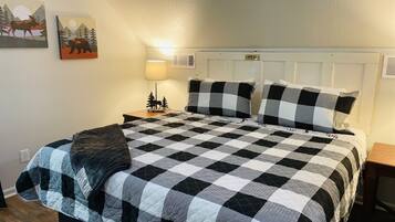 3 bedrooms, desk, iron/ironing board, travel crib