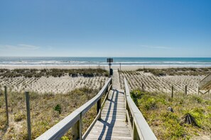 A wooden boardwalk leading to a beach with a clear view of the ocean. - Topsail Beach Vacation Rental: Idyllic Ocean Views (Topsail Beach)