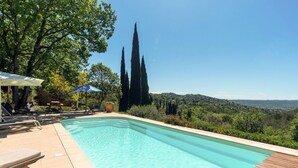 A swimming pool with lounge chairs and a view of the countryside. - Beautiful home in Fayence (Fayence)