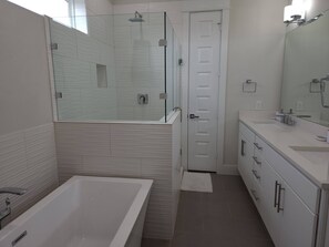 Ferienhaus, 3 Schlafzimmer, Balkon, Stadtblick | Badezimmer | Kostenlose Toilettenartikel, Handtücher