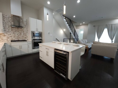 "modern 3bed Townhome. Near Nrg"