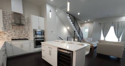 "modern 3bed Townhome. Near Nrg"