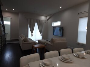 บ้านพัก, 3 ห้องนอน, ระเบียง, วิวเมือง | ร้านอาหาร