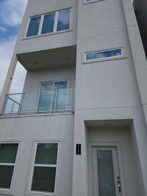 House, 3 Bedrooms, Balcony, City View | Exterior