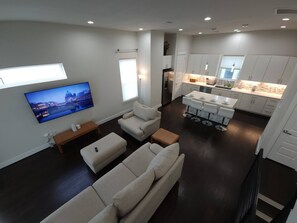 Living area - "modern 3bed Townhome. Near Nrg" (Houston)