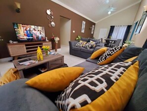 Smart TV - Modern, Stylish 4-BR Home Cherry Gardens Kingston (Kingston)