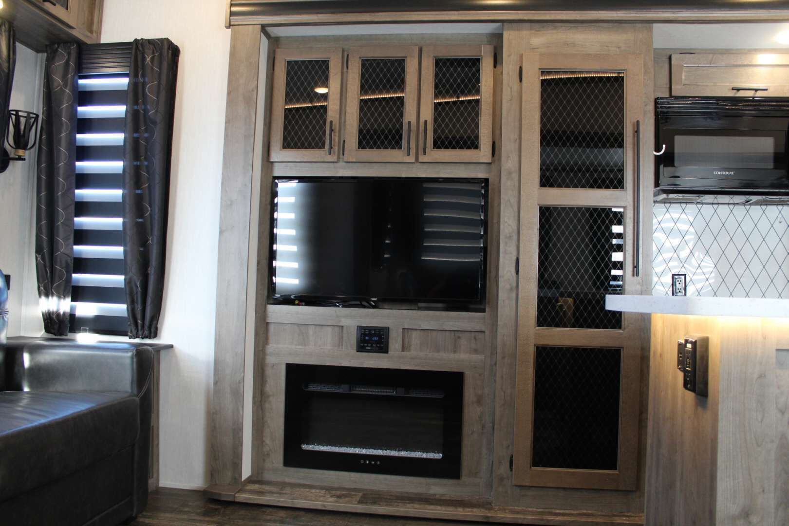 Beautiful 2 Bdrm with a bed loft and washer/dryer. 
Lots of space and extras!