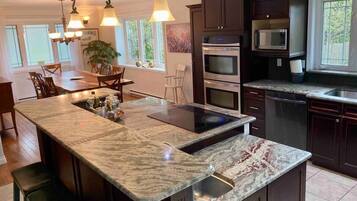 冷蔵庫、電子レンジ、オーブン、コンロ