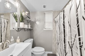 Articles de toilette (gratuits), séchoir à cheveux, serviettes fournies