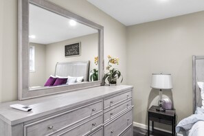 1 habitación, caja de seguridad en la habitación y escritorio 