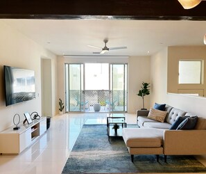 Living area - Modern & Spacious Palm Springs Oasis 64@TheRiv (Palm Springs)