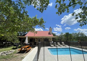 A heated pool - Rustic home with pool in Concan, Texas (Concan)