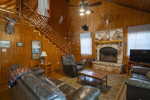 TV - Rustic home with pool in Concan, Texas (Concan)