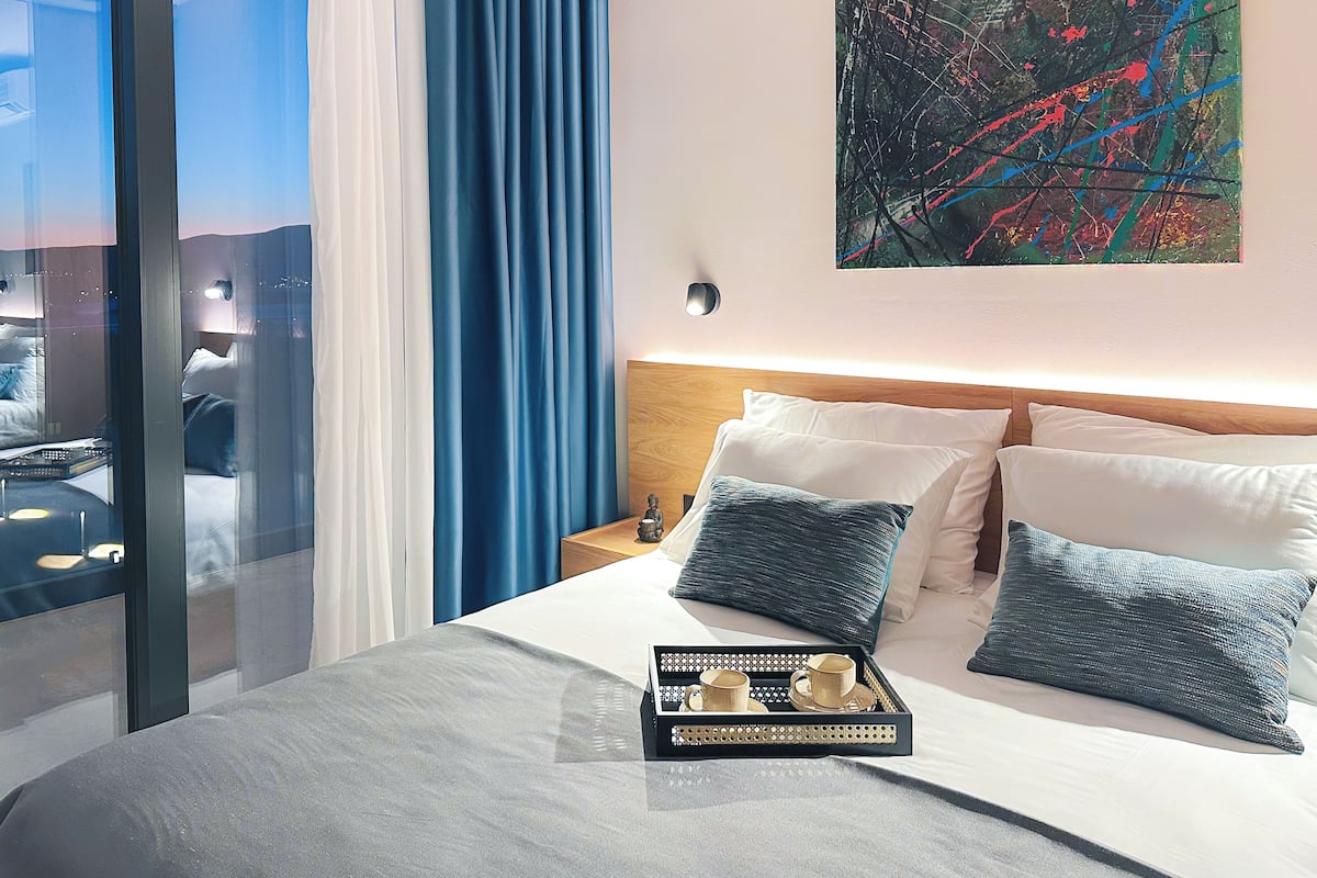 1 habitación, colchones con efecto memoria, minibar y escritorio