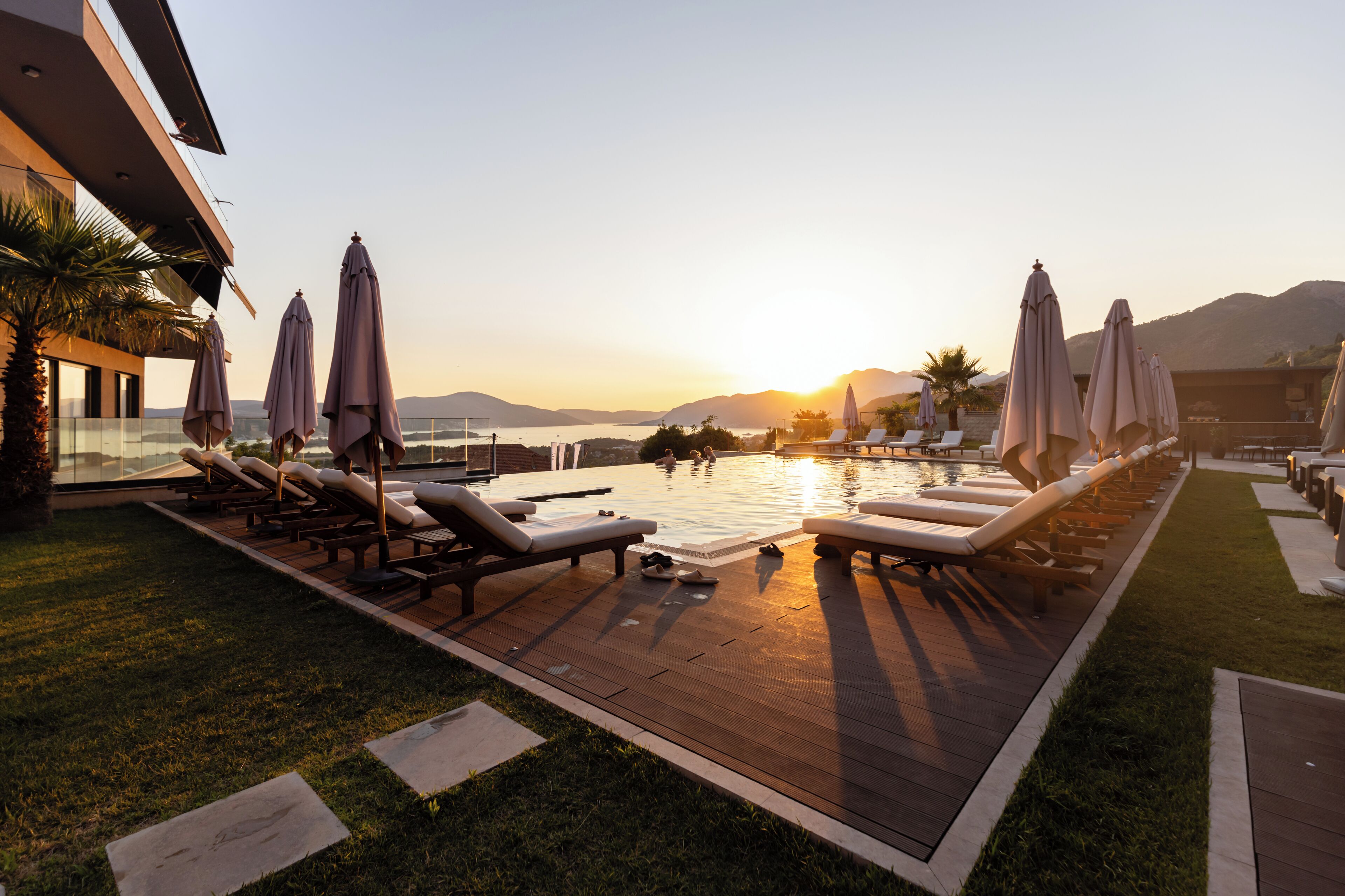 Una piscina al aire libre (de 08:00 a 19:00), sombrillas, tumbonas