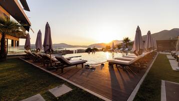 Una piscina al aire libre (de 08:00 a 19:00), sombrillas, tumbonas