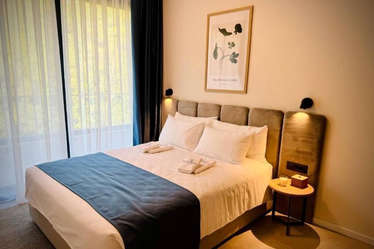 奢華頂樓客房 | 高級寢具、記憶床墊、迷你吧、書桌
