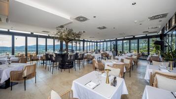 Petit déjeuner servi sur place, vue sur la piscine