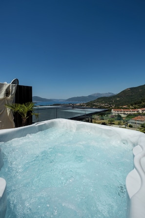 Honeymoon-Penthouse, Whirlpool, Buchtblick | Eigener Whirlpool