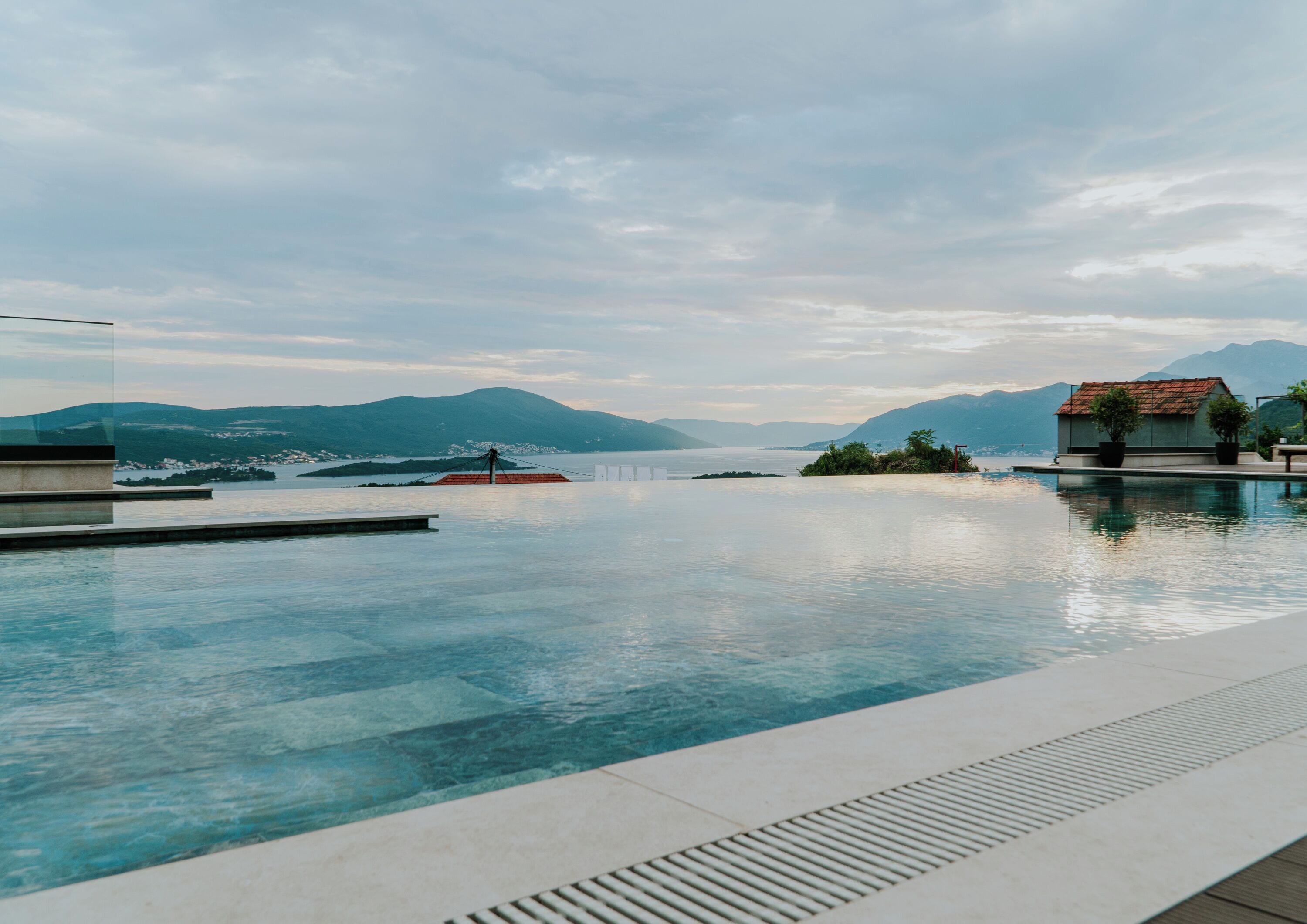 室外游泳池，08:00 至 19:00 开放，池畔遮阳伞，日光浴躺椅