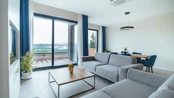 Royal Apartment, 3 Bedrooms, Balcony | 1 bedroom, memory-foam beds, minibar, desk