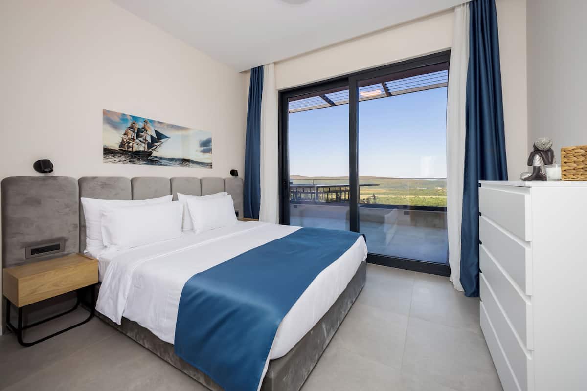 1 habitación, colchones con efecto memoria, minibar y escritorio