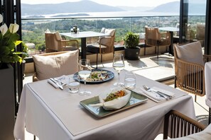 Se sirven desayunos y cocina mediterránea, con vista a la piscina 