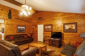 TV - Vacation Home with Private Pool (Concan)