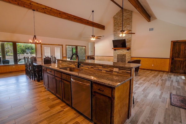 冷蔵庫、電子レンジ、オーブン、コンロ