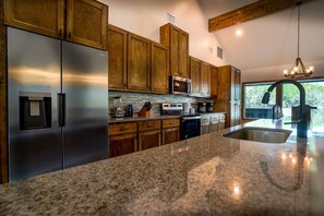 冷蔵庫、電子レンジ、オーブン、コンロ