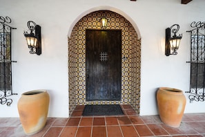 A traditional entrance with a wooden door, decorative wall tiles, and two large terracotta pots. - Private Pool, Outdoor Fireplace and beautifully furnished (Concan)