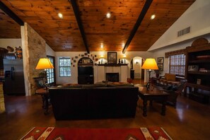 TV - Private Pool, Outdoor Fireplace and beautifully furnished (Concan)