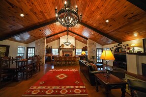 Dining - Private Pool, Outdoor Fireplace and beautifully furnished (Concan)