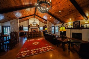 Interior - Private Pool, Outdoor Fireplace and beautifully furnished (Concan)