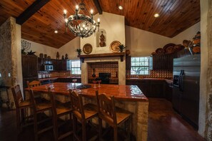 Fridge, microwave, oven, stovetop - Private Pool, Outdoor Fireplace and beautifully furnished (Concan)