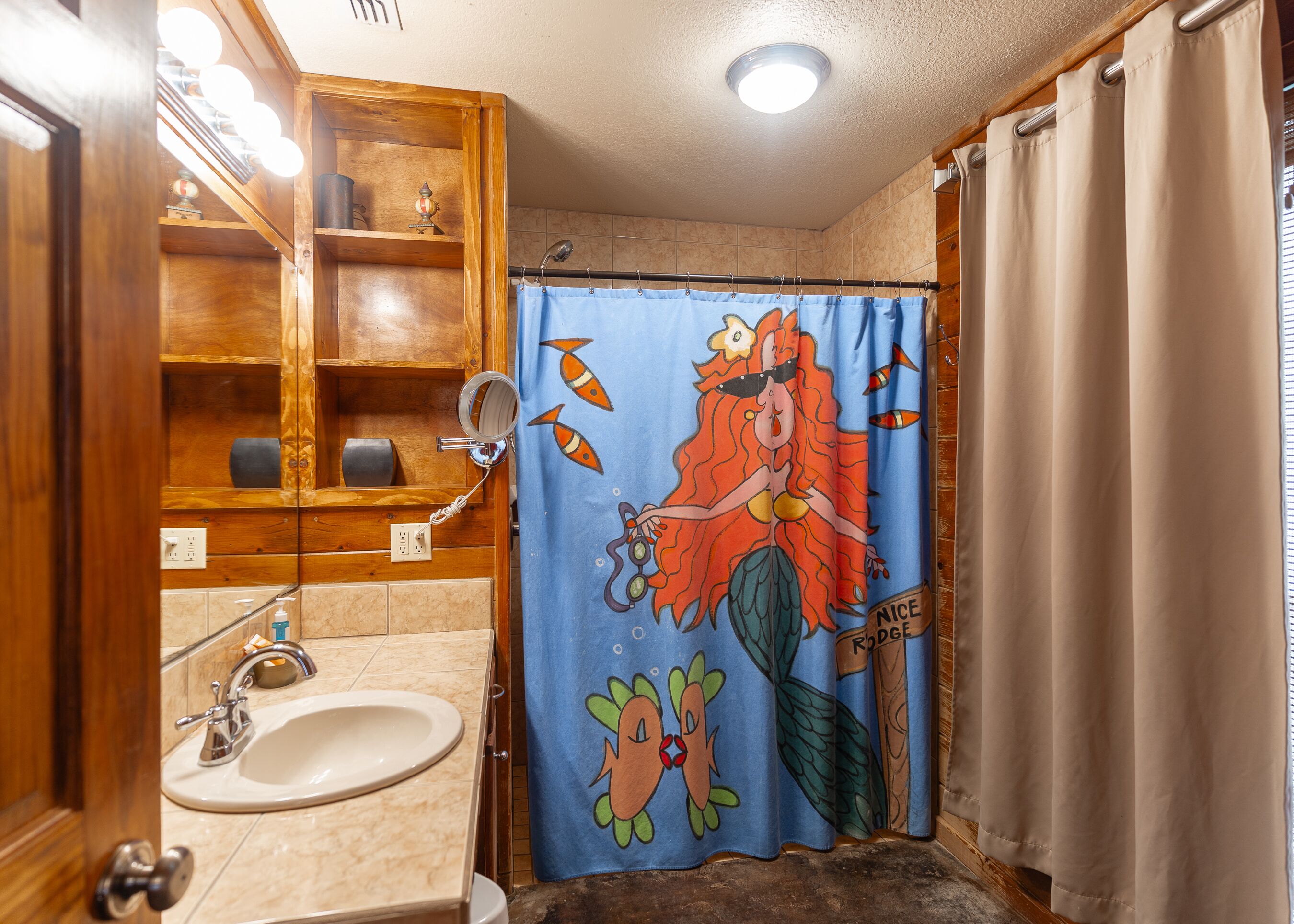 Large Lodge located in Mountain Valley