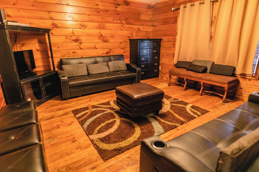 Large Lodge Located In Mountain Valley - Concan, TX